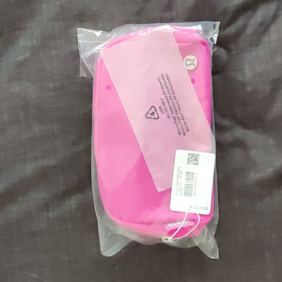 NWT Lululemon Everywhere Belt Bag Sonic Pink - Picture 4 of 4